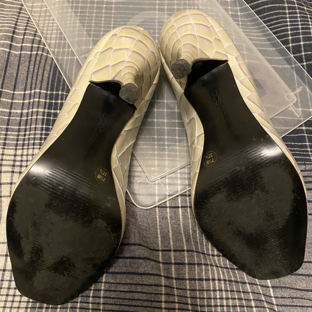 BCBG heels - Picture 3 of 4